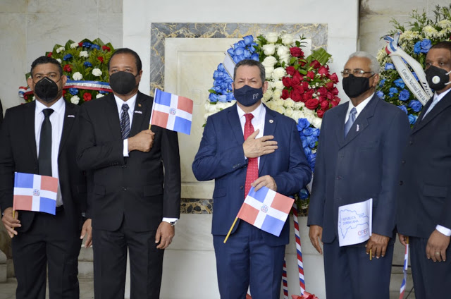 Promipyme deposita ofrenda Floral en el Altar de la Patria