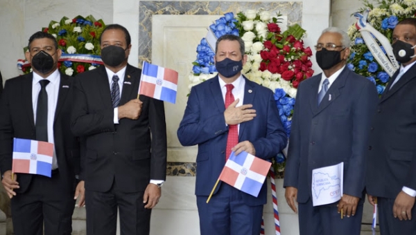 Promipyme deposita ofrenda Floral en el Altar de la Patria