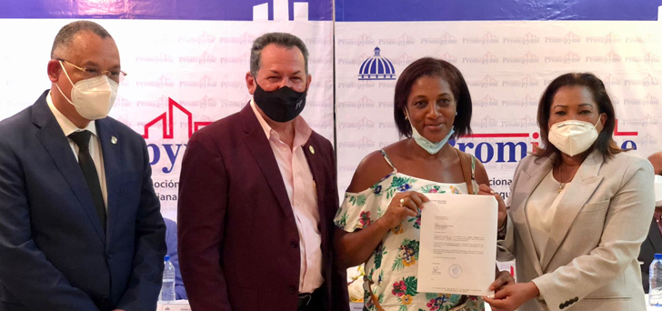PROMIPYME entrega préstamos a comerciantes y emprendedores de Santo Domingo Este