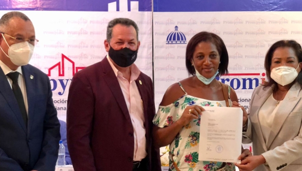 PROMIPYME entrega préstamos a comerciantes y emprendedores de Santo Domingo Este