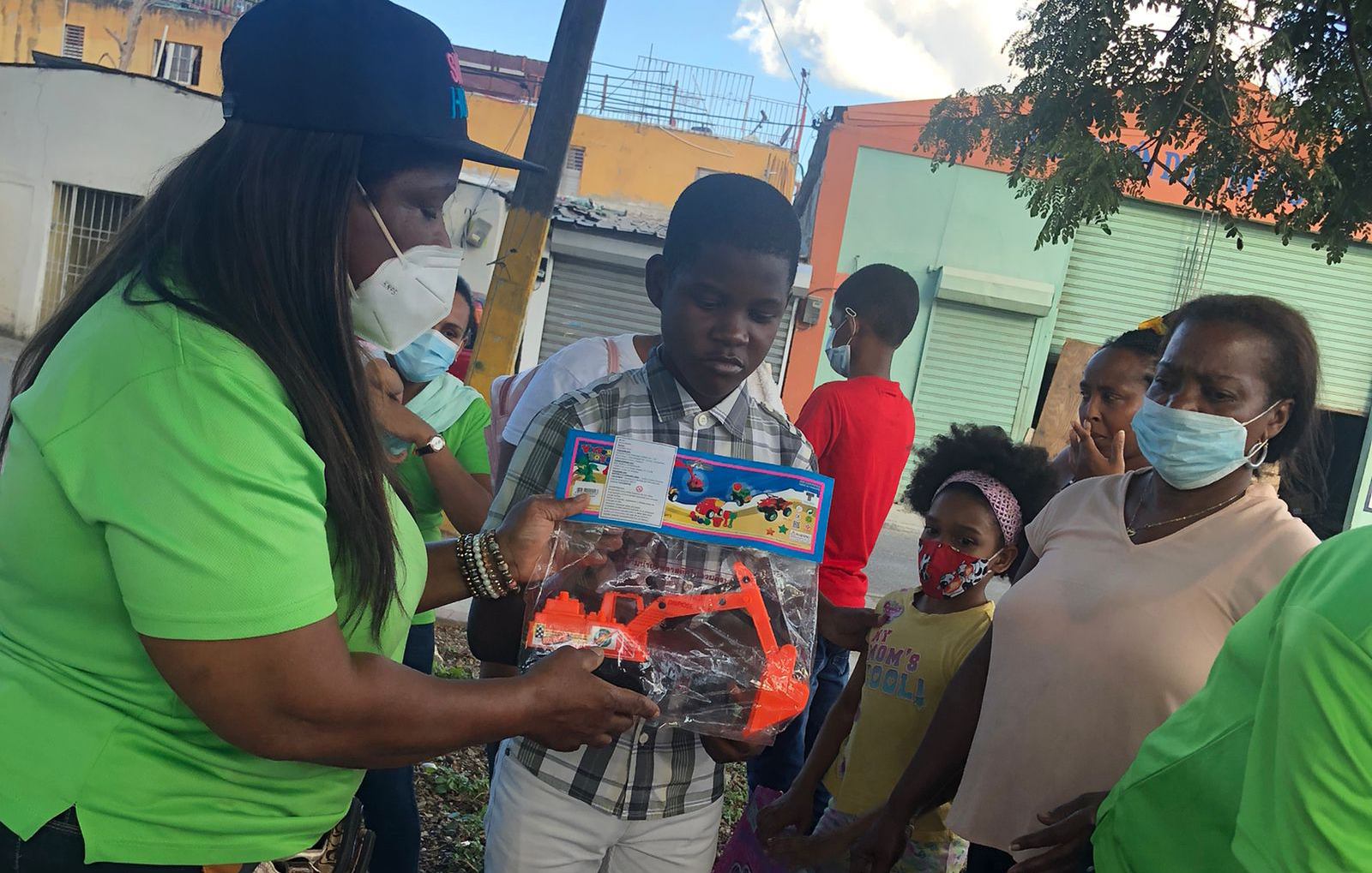 Porfirio Peralta entrega juguetes a niños, niñas con motivo Dia de Los Santos Reyes.