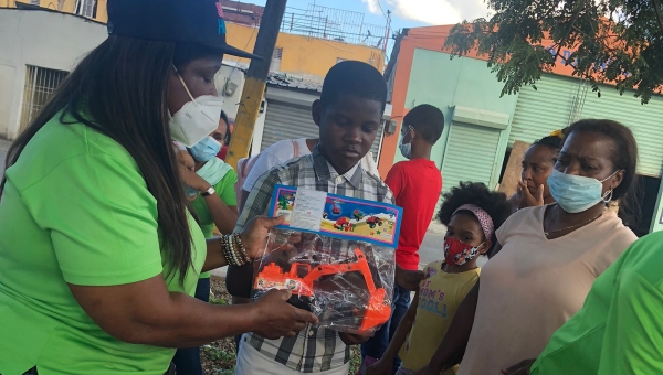 Porfirio Peralta entrega juguetes a niños, niñas con motivo Dia de Los Santos Reyes.