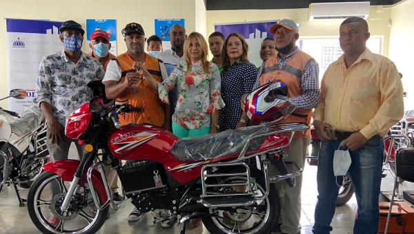 Promipyme entrega motos eléctricas en Puerto Plata