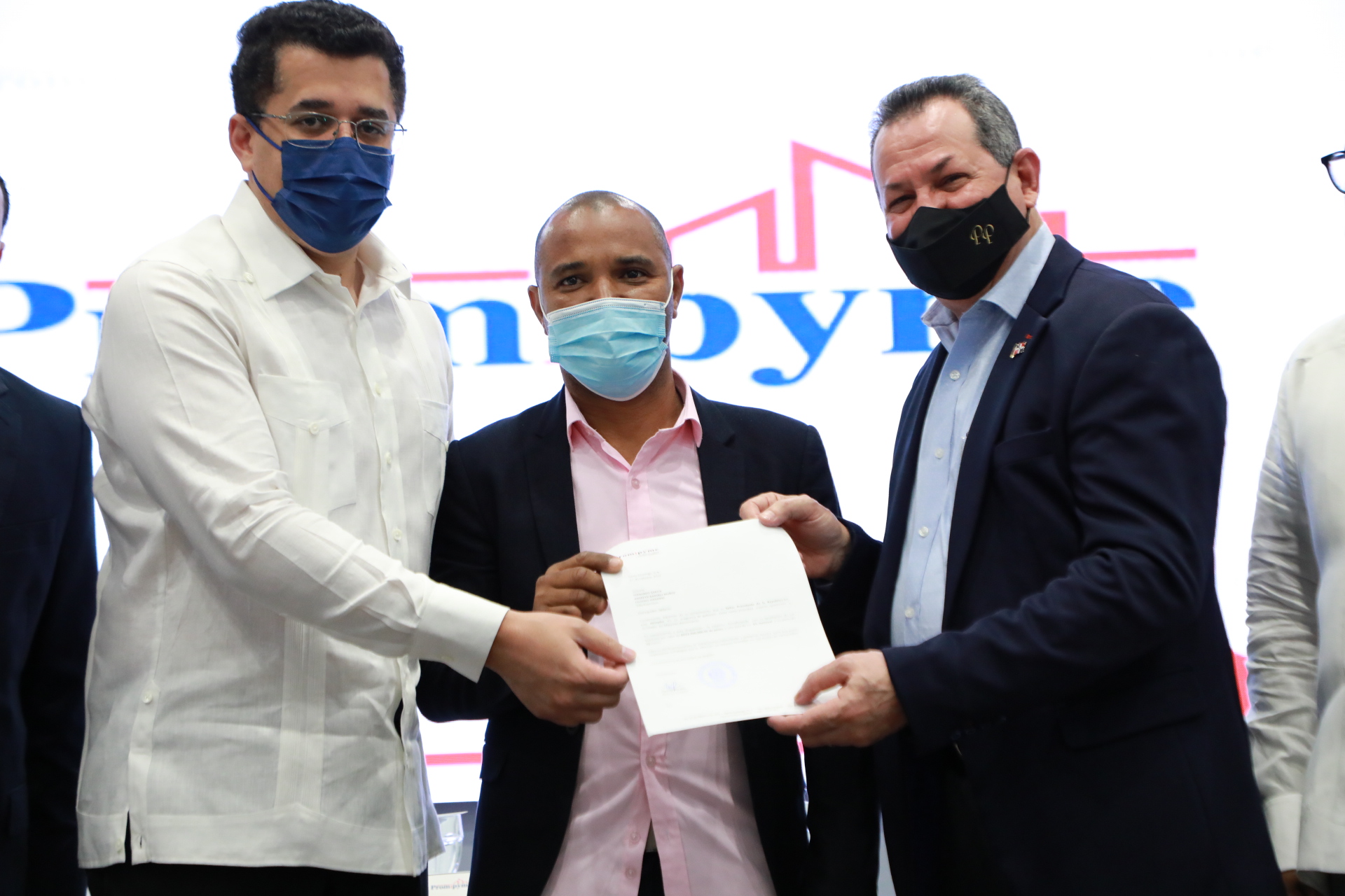 Promipyme entrega RD$ 14, 375,000.00 en préstamos a buhoneros de   Avenida Duarte