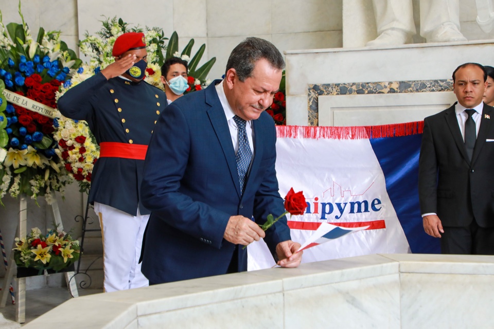 Mes de la Patria: Promipyme deposita ofrenda floral en Altar de la Patria