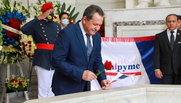 Mes de la Patria: Promipyme deposita ofrenda floral en Altar de la Patria