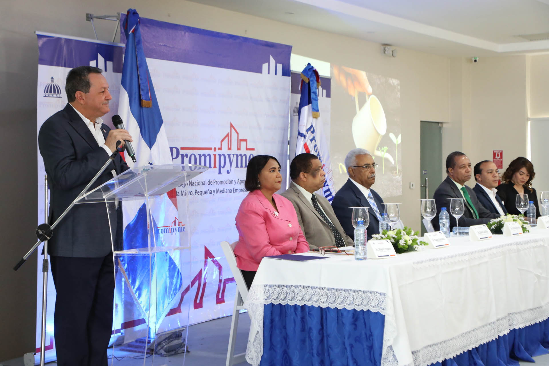 Porfirio Peralta preside Encuentro Nacional de Líderes Promipyme