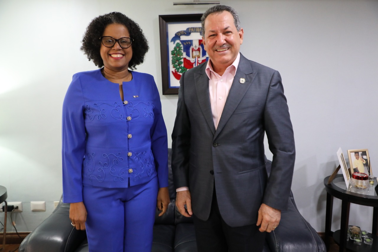 Directora ONE visita director Promipyme