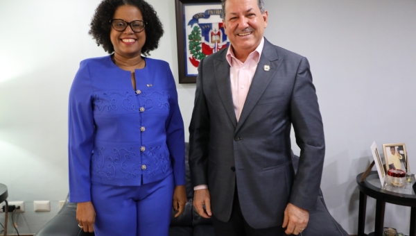 Directora ONE visita director Promipyme