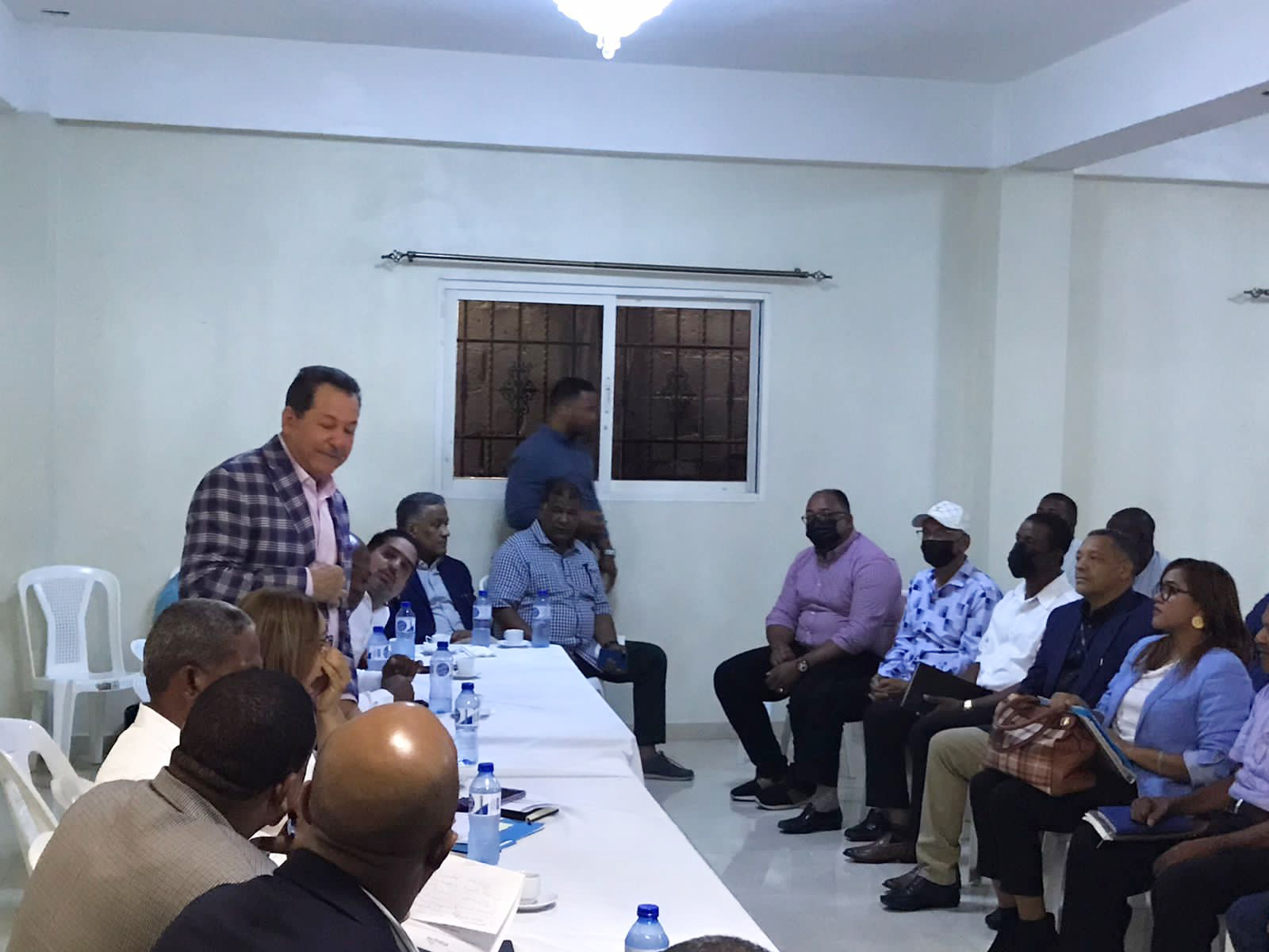 Porfirio Peralta Sostiene Encuentro con Microempresarios de Haina