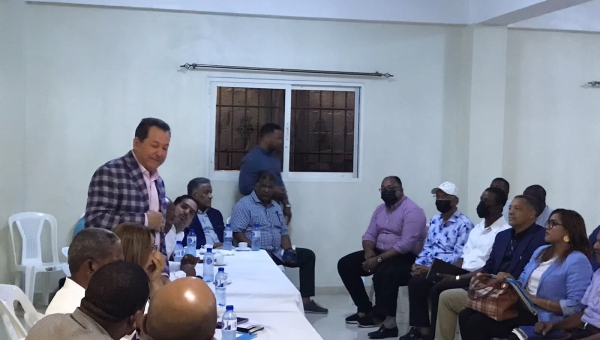 Porfirio Peralta Sostiene Encuentro con Microempresarios de Haina