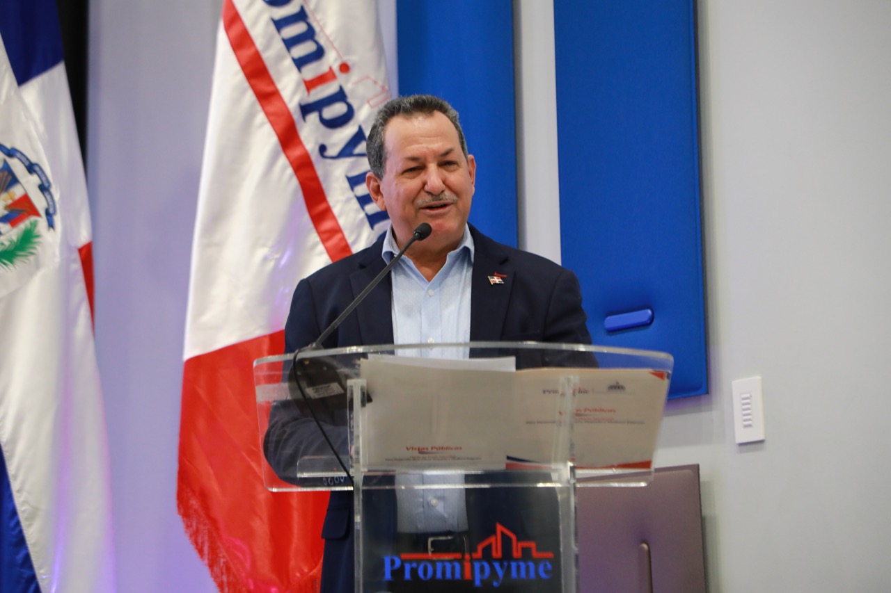 Director Porfirio Peralta felicita a los Servidores Públicos