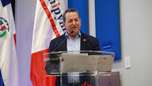 Director Porfirio Peralta felicita a los Servidores Públicos