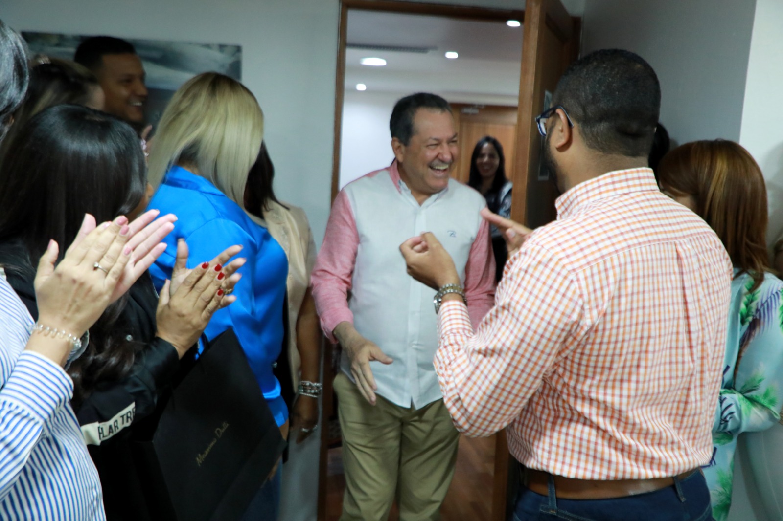Director de Promipyme recibe sorpresa de Cumpleaños