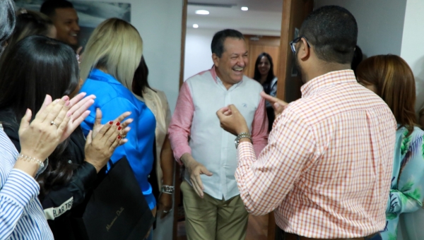 Director de Promipyme recibe sorpresa de Cumpleaños