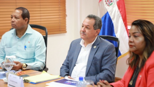 Ejecutivos de Promipyme sostienen encuentro presencial y virtual con mujeres empresarias