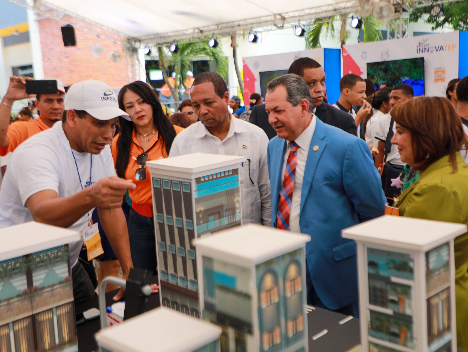 Porfirio Peralta recorre stand feria INNOVATEP de Infotep