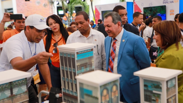 Porfirio Peralta recorre stand feria INNOVATEP de Infotep