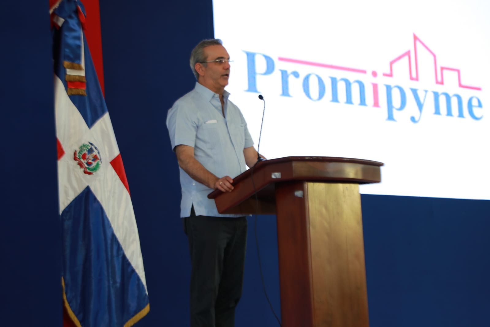 Presidente  Abinader Y Promipyme entregan RD$67.3 millones de pesos en SJM