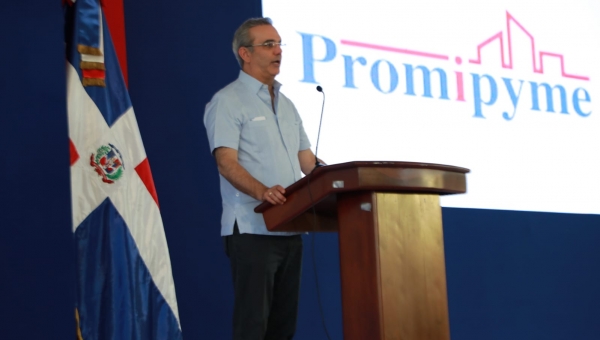 Presidente  Abinader Y Promipyme entregan RD$67.3 millones de pesos en SJM